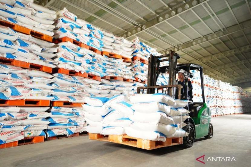 Pemotongan harga pupuk harus disertai pengawasan ketat: Anggota DPR.