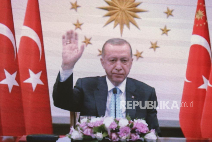 Presiden Turki Recep Tayyip Erdogan mengatakan pada Ahad (30/4/2023), bahwa pasukan intelijen Turki membunuh pemimpin ISIS Abu Hussein al-Qurashi di Suriah. Organisasi intelijen telah mengejar Qurashi sejak lama.