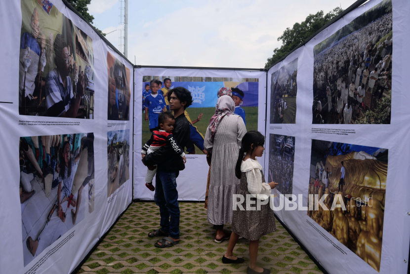 Pengunjung melihat Pameran Foto Bogor Dalam Bingkai 2022 di Alun-alun Kota Bogor,  Jawa Barat. APBD Kota Bogor 2022 naik sebesar Rp 500 miliar dalam APBD Perubahan 2022.