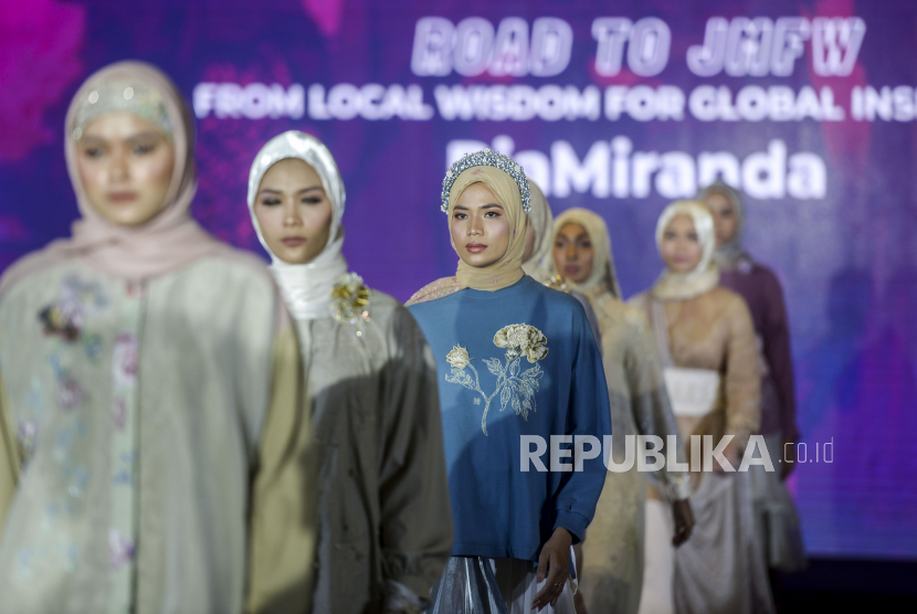 Model melakukan peragaan busana saat parade roadshow Jakarta Muslim Fashion Week (JMFW) di Jakarta, Selasa (23/8/2022). Menyesuaikan warna pakaian dengan kepribadian dapat membuat orang lebih merasa percaya diri.