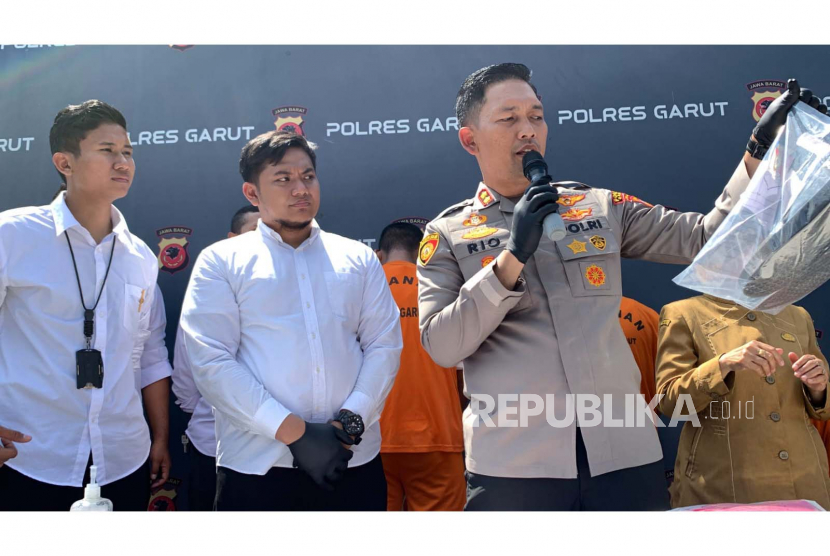 Kapolres Garut AKBP Rio Wahyu Anggoro melakukan konferensi pers.