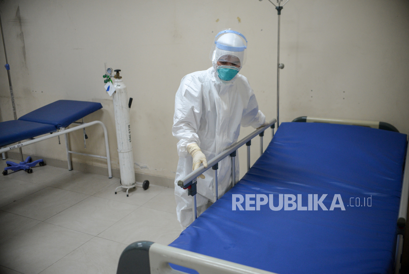 Tenaga medis mempersiapkan ruang klinik untuk pasien Covid-19 di Rumah Susun Nagrak, Cilincing, Jakarta Utara