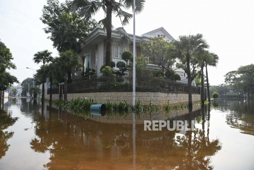 Suasana Kompleks Pantai Mutiara yang tergenang banjir rob di Penjaringan, Jakarta. Warga kawasan elit Pantai Mutiara mencemaskan banjir rob yang mengancam rumah mereka.