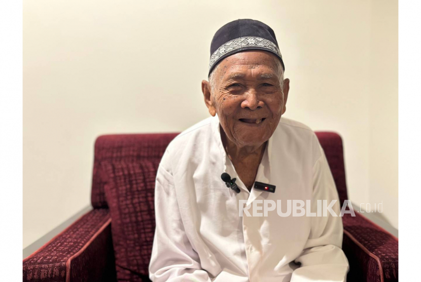 Juhaini, 95 tahun, jamaah haji asal Majalengka, Jawa Barat yang viral minta turun dari pesawat karena teringat ayamnya. 