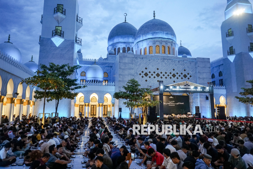 Warga menunggu waktu untuk berbuka puasa bersama di Masjid Sheikh Zayed, Solo, Jawa Tengah, Kamis (19/2/2026). Badan Pengelola Masjid Raya Syeikh Zayed menyiapkan tujuh ribu paket makan dan takjil berbuka puasa setiap harinya selama bulan Ramadhan.