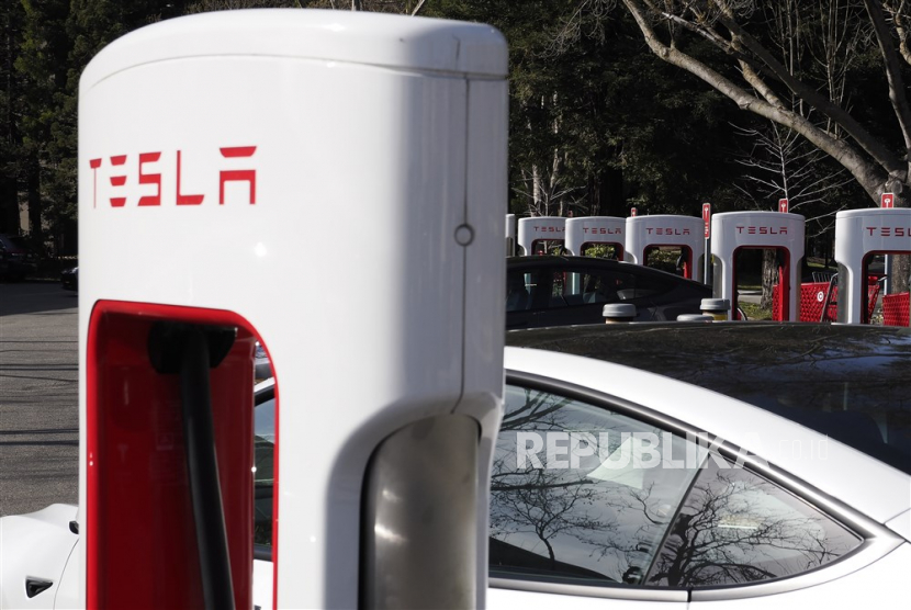 Perusahaan mobil listrik asal Amerika Serikat Tesla merealisasikan unit perusahaan energi terbarukan di Shanghai, China.