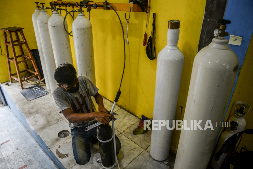 Polisi Tegaskan tak Ada Tabung Oksigen Palsu di Tulungagung. Pekerja mengisi ulang tabung oksigen milik warga.