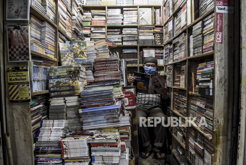Pedagang beraktivitas di kiosnya di Pasar Buku Palasari, Jalan Palasari, Kota Bandung, Senin (20/4). Para pedagang di kawasan tersebut mengaku pendapatan mereka turun drastis hingga 90 persen akibat sepinya pembeli dampak Covid-19