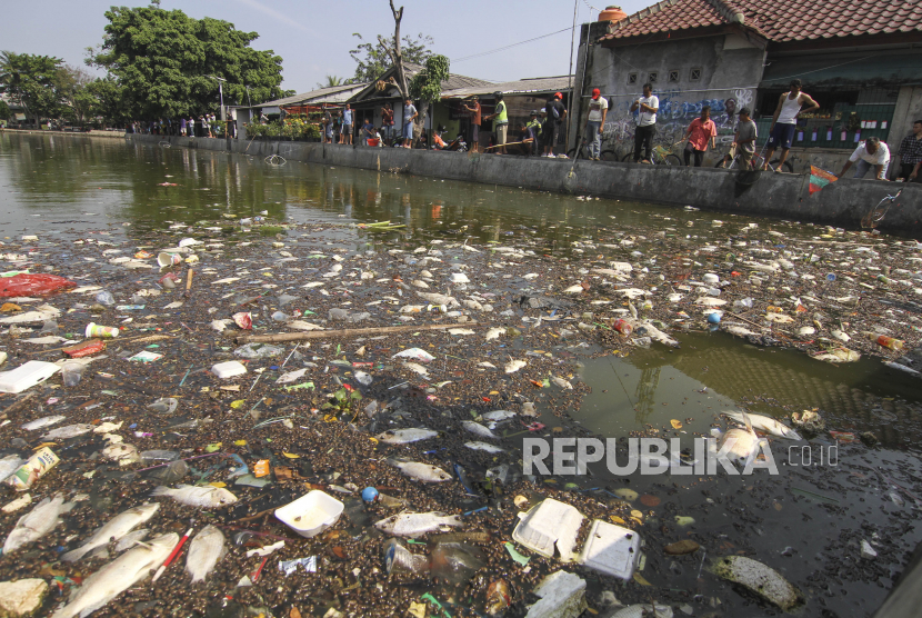 Sejumlah warga melihat ikan yang mati di Situ Rawa Besar, Lio, Depok, Jawa Barat, Rabu (19/8/2020). Pencemaran yang diduga berasal dari limbah buangan tersebut menyebabkan ikan mati dan menimbulkan bau tak sedap. 