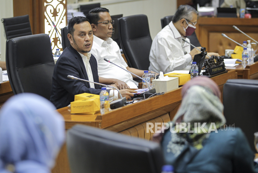 Ketua Panitia Kerja (Panja) Rancangan Undang-Undang Tindak Pidana Kekerasan Seksual (RUU TPKS) Willy Aditya (kiri) menyampaikan laporan panja didampingi Ketua Badan Legislasi (Baleg) DPR Supratman Andi Agtas (tengah) dan Wakil Ketua Baleg Nurdin (kanan) pada Rapat Pleno Baleg DPR di Kompleks Parlemen, Senayan, Jakarta, Rabu (8/12/2021). Rapat tersebut membahas pengambilan keputusan atas hasil penyusunan RUU TPKS. 