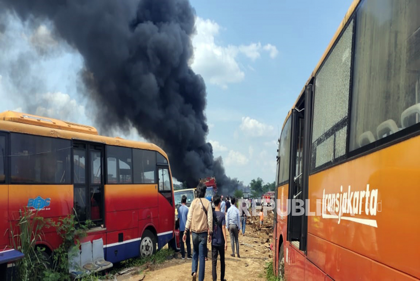 Sejumlah bus Transjakarta terbakar lahan kosong di Dramaga, Kabupaten Bogor, Jawa Barat, Jumat (13/11).