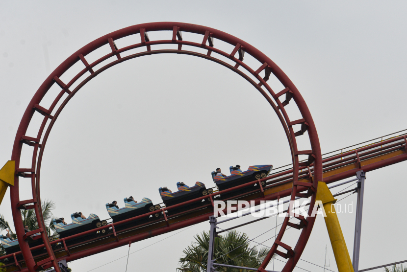 Pengunjung menaiki wahana di Dunia Fantasi (Dufan), Ancol, Jakarta Utara, Senin (9/6/2025). Libur Idul Adha 1446 Hijriah yang bertepatan dengan akhir pekan dan cuti bersama dimanfaatkan warga untuk berlibur bersama keluarga. Hari libur terakhir ini menjadi momen penutup sebelum esok kembali ke rutinitas sekolah dan pekerjaan. PT Pembangunan Jaya Ancol Tbk mencatat lonjakan kunjungan selama periode liburan panjang dengan menargetkan total kunjungan mencapai 120 ribu orang sepanjang masa libur Idul Adha dan cuti bersama.