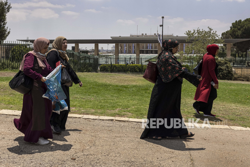  Para Wanita Pembuat Mainan di Gaza Berjuang saat Idul Adha. Foto:  Wanita Arab Israel berkumpul untuk memprotes menjelang pemungutan suara oleh parlemen Israel tentang pembaruan undang-undang yang melarang warga Arab Israel untuk memperpanjang kewarganegaraan atau bahkan tempat tinggal kepada pasangan dari Tepi Barat dan Gaza yang diduduki, di luar gedung parlemen di Yerusalem, Senin, Juli 5, 2021. 