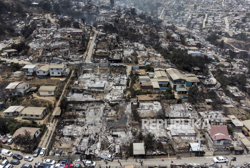 Setidaknya 99 orang tewas dan 1.600 lainnya kehilangan tempat tinggal akibat kebakaran hutan di wilayah Valparaiso, Chile.