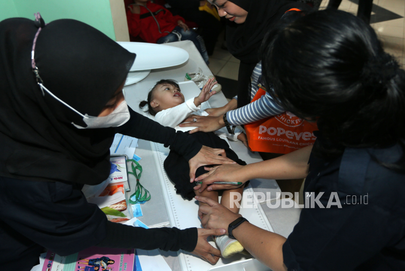 Petugas kesehatan melakukan pemeriksaan kepada seorang balita di Kelurahan Lebak Bulus, Jakarta. Pj Gubernur DKI Heru Budi sebut 20 ribu anak menderita stunting diberi perawatan.