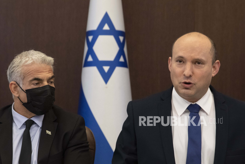 Perdana Menteri Israel Naftali Bennett, kanan, dan Menteri Luar Negeri Israel Yair Lapid menghadiri rapat kabinet mingguan di kantor Perdana Menteri di Yerusalem, Minggu, 5 September 2021.