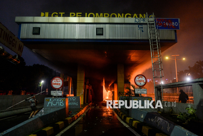 Pengunjuk rasa membakar Gerbang Tol Pejompongan saat aksi di Jakarta, Jumat (29/8/2025). 