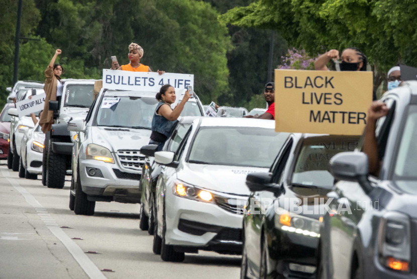 Ratusan pelajar Muslim Milwaukee Amerika Serikat protes pembunuhan Floyd. Ilustrasi iringan pemakaman Floyd korban rasisme oknum polisi Amerika serikat