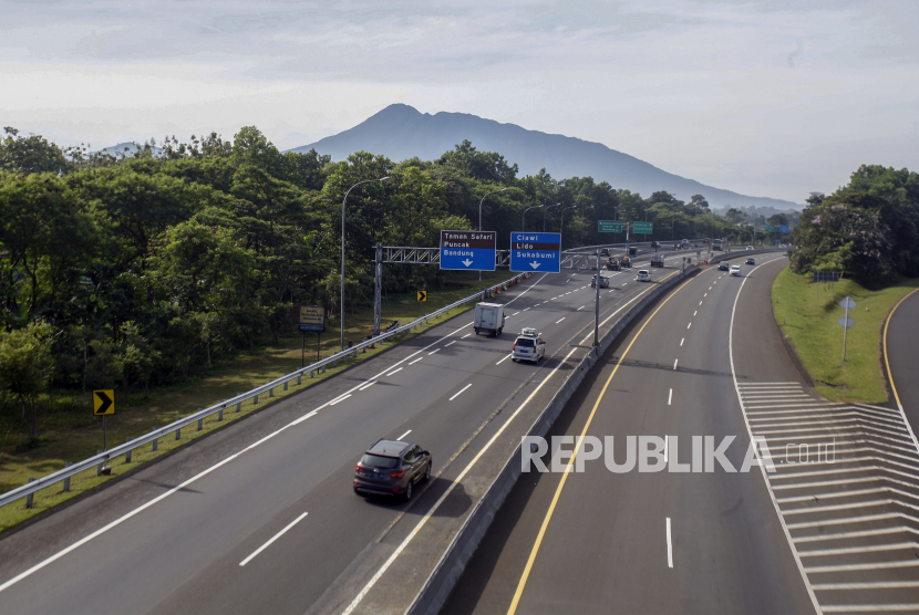 Sejumlah kendaraan melintas tol Jagorawi di Ciawi, Kabupaten Bogor, Jawa Barat, Jumat (7/4/2023). 