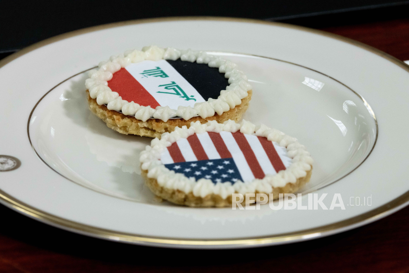 Kue yang menggambarkan bendera nasional Irak dan Amerika Serikat selama pertemuan antara Perdana Menteri Irak dan Menteri Pertahanan AS di Pentagon di Arlington, Virginia, AS, 15 April 2024. 