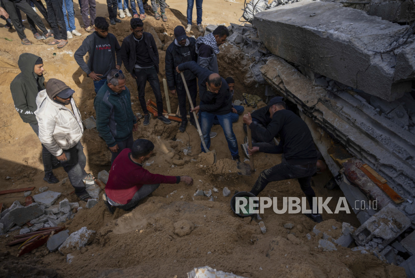Warga Palestina mencari jenazah dan korban selamat di reruntuhan bangunan tempat tinggal yang hancur akibat serangan udara Israel di Rafah, Jalur Gaza, Senin, (4/3/2024).