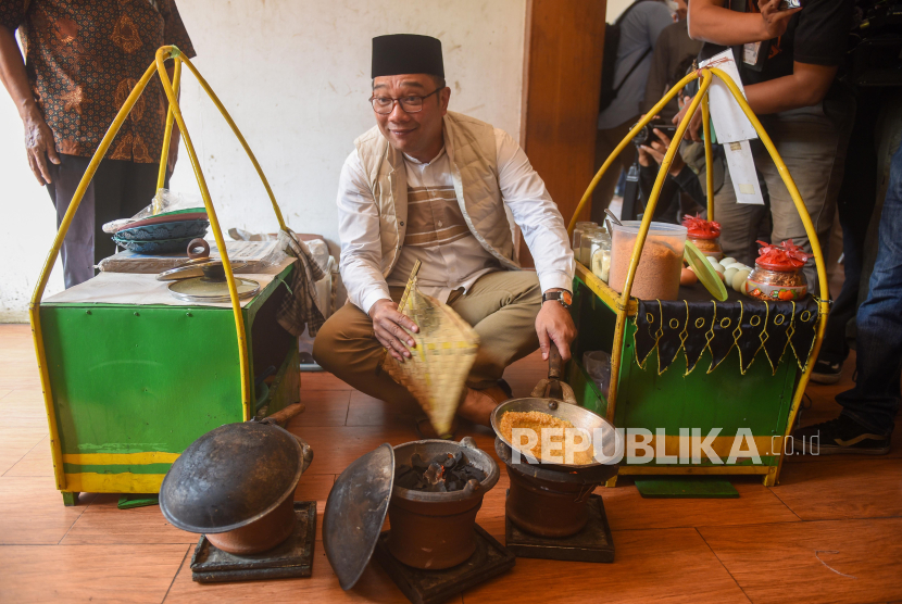 Ridwan Kamil membuat makanan khas betawi kerak telor disela bertemu dengan mantan gubernur DKI Jakarta Fauzi Bowo di Perkampungan Budaya Betawi Setu Babakan, Jakarta, Rabu (4/9/2024).