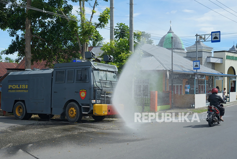 Mobil meriam air ilustrasi. Dua mobil meriam air milik kepolisian disiagakan di sekitar Kantor Gubernur Jawa Tengah di Jalan Pahlawan Semarang 