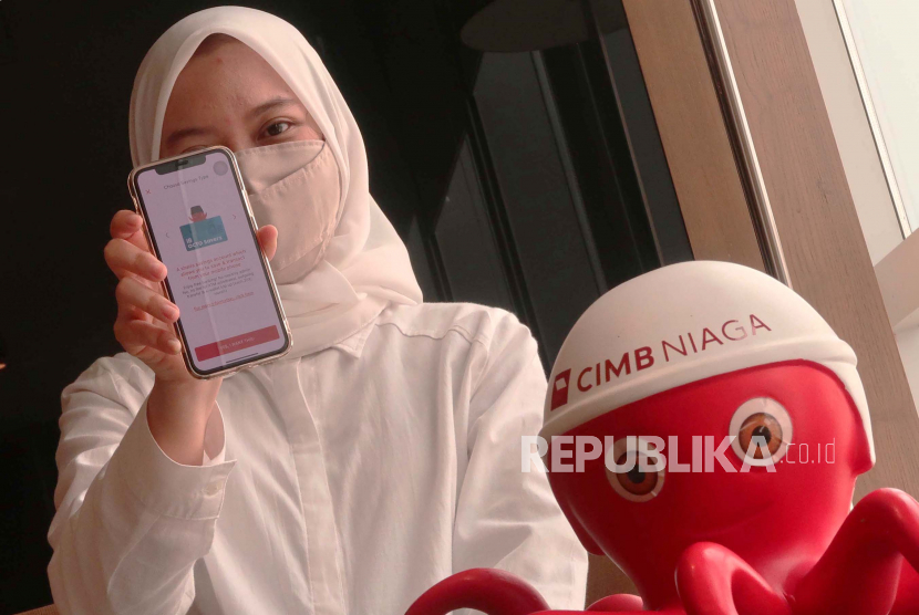 Seorang calon nasabah melakukan pembukaan rekening Tabungan OCTO Savers-iB yang berbasis Syariah melalui OCTO Mobile dari CIMB Niaga di Jakarta, Rabu (8/9) (ilustrasi). Unit Usaha Syariah PT Bank CIMB Niaga Tbk (CIMB Niaga Syariah) berhasil mencatatkan rekor baru di Museum Rekor Dunia Indonesia (MURI) sebagai Bank Syariah Pertama yang Melakukan Transaksi Komoditas Murabahah di Bursa Komoditas Syariah.