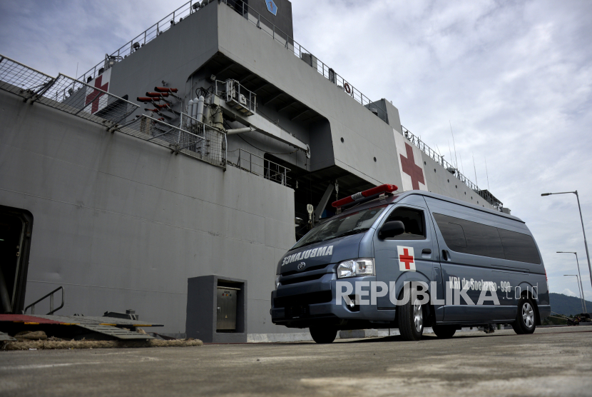 Jumah korban meninggal akibat gempa di Sulbar saat ini tercatat 91 orang. Mobil ambulans membawa korban gempa bumi untuk mendapatkan perawatan di atas KRI dr Soeharso-990 di Pangkalan Angkatan Laut (Lanal) Mamuju, Sulawesi Barat (ilustrasi)