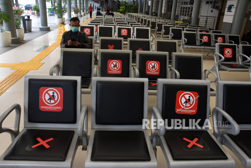 Calon penumpang non mudik menunggu pemeriksaan antigen di Stasiun Senen, Jakarta, Kamis (6/5/2021). 