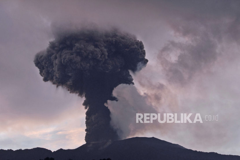 Gunung Marapi di Agam, Sumatra Barat melontarkan material vulkanik dari kawahnya saat erupsi pada Ahad (14/1/2024).