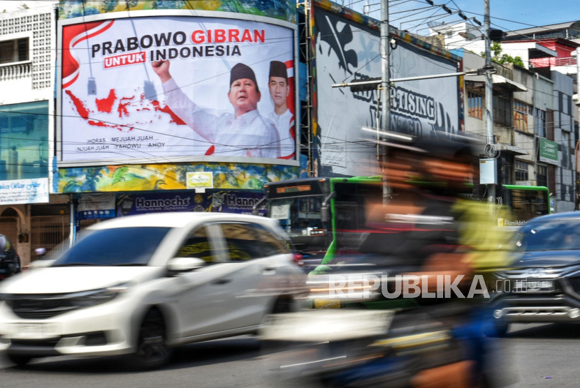 Baliho bergambar Ketua Umum Partai Gerindra Prabowo Subianto dan Wali Kota Solo Gibran Rakabuming Raka. Pengamat sebut Prabowo memilih Gibran sebagai keputusan blunder berujung kekalahan.