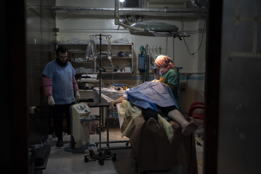 Seorang pasien bersiap menjalani operasi di Rumah Sakit Pusat kota idlib di Syria. Alat pemeriksaan Covid-19 di pusat layanan kesehatan Idlib hanya ada satu unit. Ilustrasi.