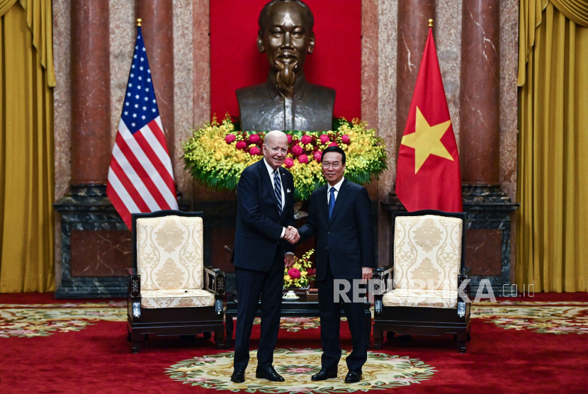 Presiden AS Joe Biden (kiri) dan Sekretaris Jenderal Komite Sentral Partai Komunis Vietnam Nguyen Phu Trong. 