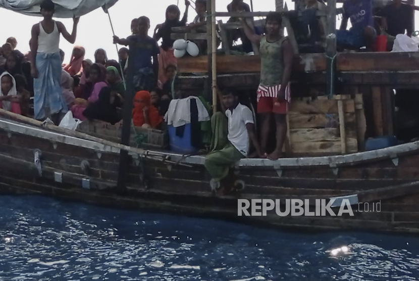  Foto handout tak bertanggal yang disediakan oleh kelompok nelayan Bireuen menunjukkan pengungsi Rohingya terdampar di perahu kayu di perairan Bireuen, provinsi Aceh. Puluhan pengungsi Rohingya yang diyakini menuju ke Malaysia, terdampar di atas perahu kayu di perairan lepas pantai Provinsi Aceh, setelah mengalami masalah mesin.
