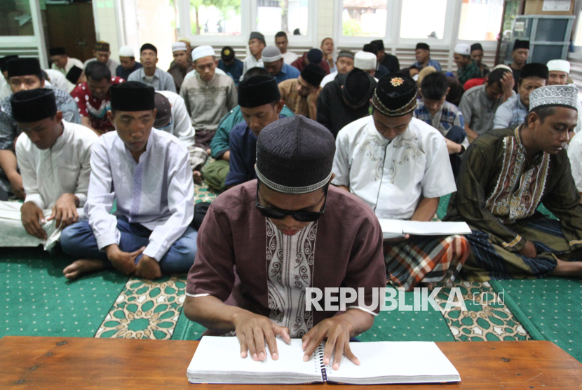 Sejumlah peserta menyimak lantunan ayat Al Quran yang dibacakan dalam Lomba Tartil Sensorik Arab Braile di Masjid An Nur, Unit Pelaksana Teknis (UPT) Rehabilitasi Sosial Bina Netra (RSBN), Malang, Jawa Timur, Senin (3/3/2025). Lomba untuk menyemarakkan bulan Ramadhan tersebut diikuti 105 peserta yang merupakan penyandang tuna netra. 