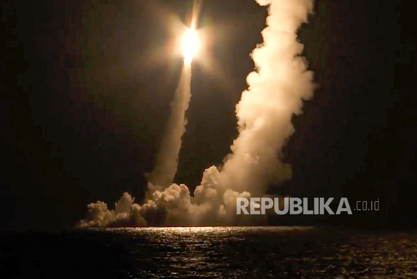 FILE - Dalam foto ini diambil dari video yang didistribusikan oleh Layanan Pers Kementerian Pertahanan Rusia, rudal balistik antarbenua diluncurkan oleh kapal selam nuklir Vladimir Monomakh angkatan laut Rusia dari Sera Okhotsk, Rusia, pada 12 Desember 2020. 