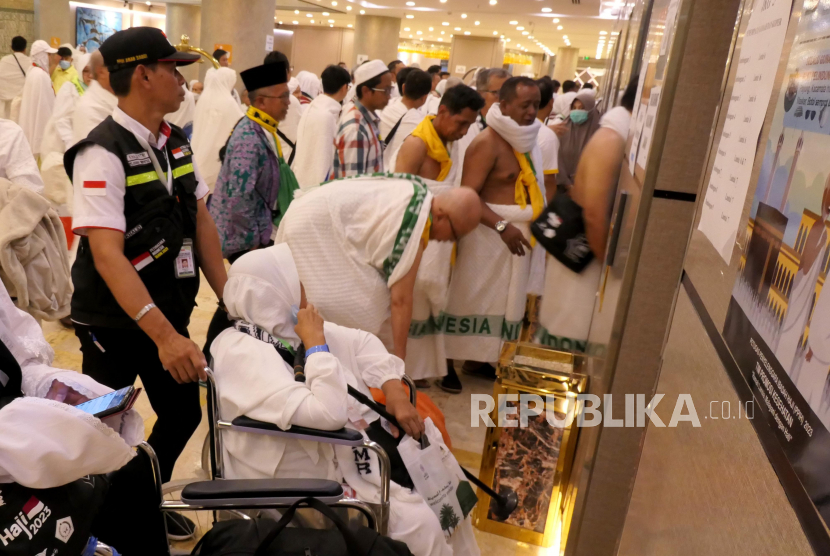 Jamaah haji antre menaiki lift di salah satu hotel kawasan Jarwal Makkah.