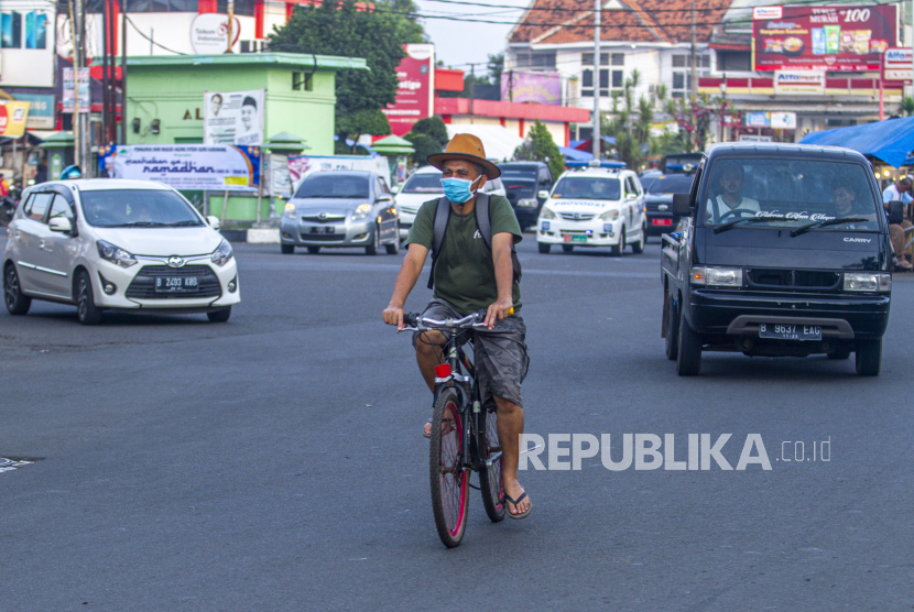 Warga mengayuh sepeda di Jalan Tuparev, Karawang, Jawa Barat, Selasa (5/5/2020). Pemerintah Kabupaten Karawang akan memberlakukan Pembatasan Sosial Berskala Besar (PSBB) pada tanggal 6 Mei 2020 pukul 00:00 WIB guna mencegah penyebaran COVID-19
