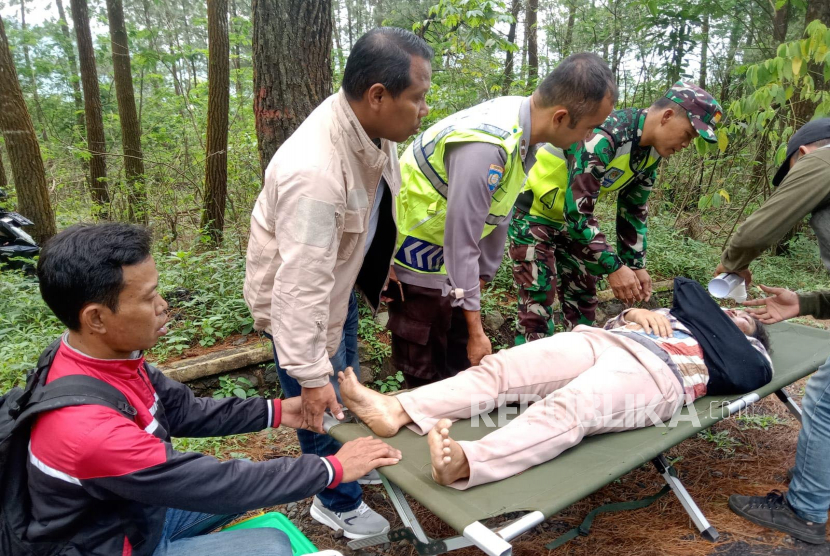 Petugas mengevakuasi wisatawan yang mengalami kecelakaan kendaraan di jalur wisata kawasan Gunung Galunggung, Kecamatan Sukaratu, Kabupaten Tasikmalaya, Jawa Barat, Kamis (27/4/2023). 
