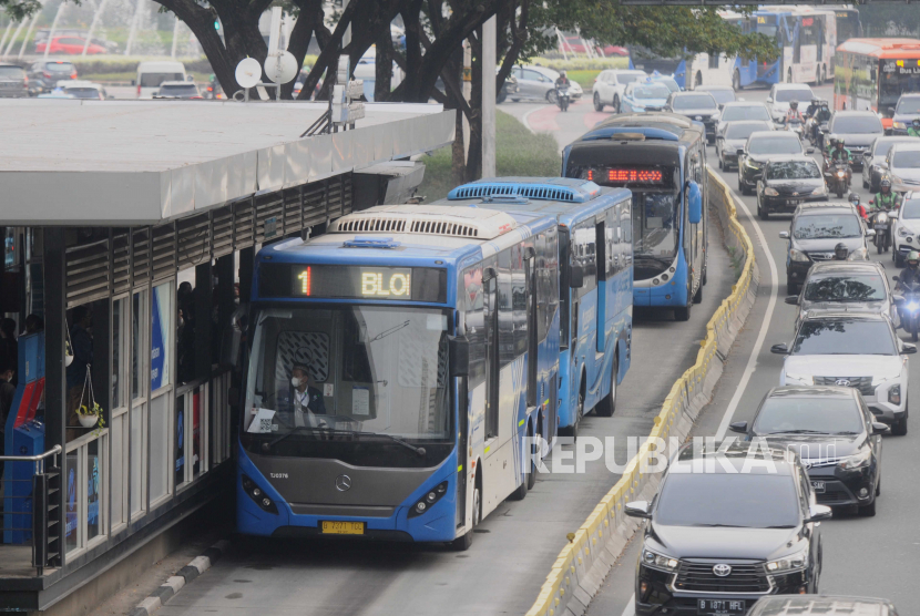 Bus Transjakarta mengangkut calon penumpang di Halte Bundaran Senayan, Jakarta Selatan, Jumat (19/5/2023). 