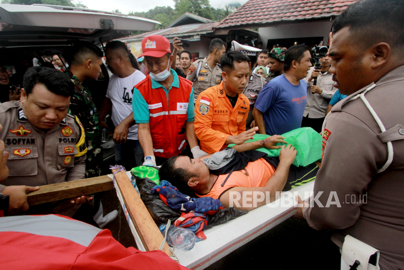 Petugas membawa penambang yang menjadi korban selamat dari longsor menuju mobil ambulans di Desa Tulabolo, Suwawa Timur, Kabupaten Bone Bolango, Gorontalo, Senin (8/7/2024). Tim gabungan terus melakukan pencarian korban yang diduga masih berada di lokasi longsor pada kawasan tambang rakyat Desa Tulabolo Timur. 