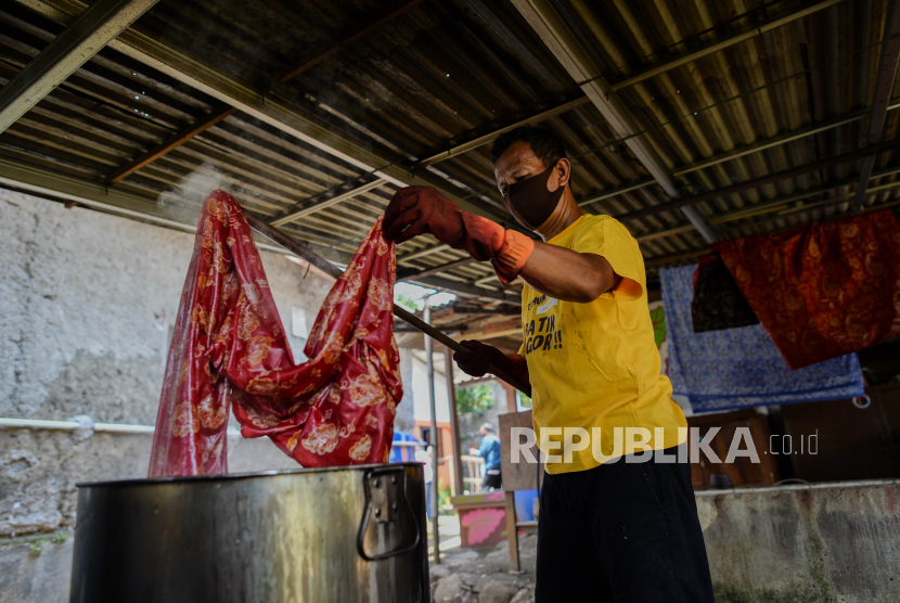 Pembatik menyelesaikan pembuatan batik khas Bogor di Kampung Batik Cibuluh, Kecamatan Bogor Utara, Kota Bogor, Jawa Barat (ilustrasi).