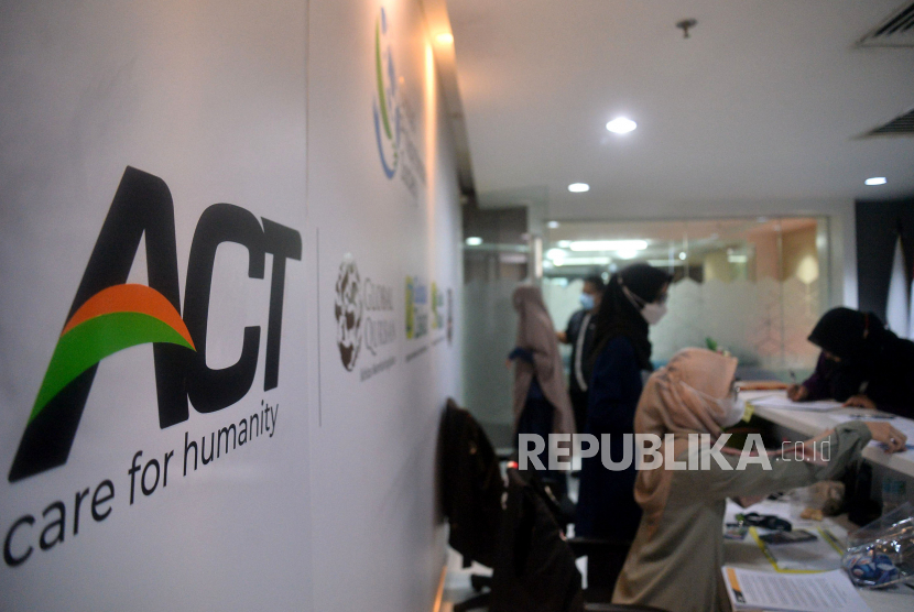 Pegawai beraktivitas di kantor Aksi Cepat Tanggap (ACT), Menara 165, Jakarta, Rabu (6/7/22).Prayogi/Republika