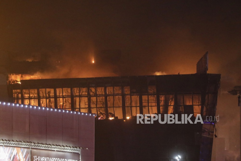 Api membubung di atas tempat konser Balai Kota Crocus menyusul penembakan di Krasnogorsk, di luar Moskow, Rusia, (22/3/2024).