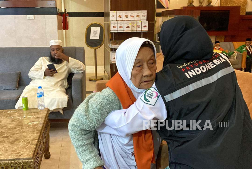 Petugas haji menyambut kedatangan jamaah dan melayani jamaah lansia di Madinah. 