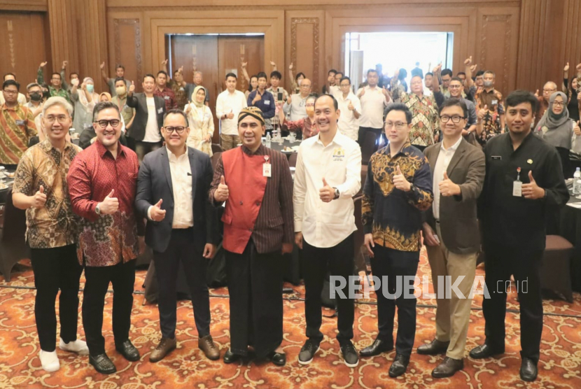 Wakil Gubernur Jawa Tengah, Taj Yasin Maimoen berada di tengah- tengah peserta Industrial Roadshow and Business Forum, yang dilaksanakan di Hotel Santika, Semarang, Kota Semarang, Kamis (2/2).