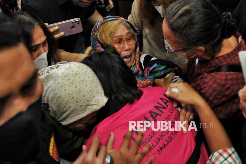 Orang tua dari terdakwa kasus dugaan korupsi tata niaga komoditas timah Helena Lim memeluknya usai menjalani sidang pembacaan vonis di Pengadilan Tipikor, Jakarta, Senin (30/12/2024).