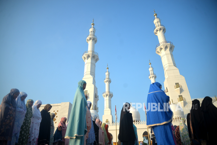 Umat muslim menunaikan Shalat Idul Fitri 1444H  di Masjid Raya Sheikh Zayed, Surakarta, Jawa Tengah, Sabtu (22/4/2023). 