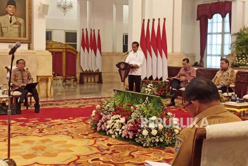 Presiden Jokowi saat membuka Sidang Kabinet Paripurna di Istana Negara, Jakarta, Senin (26/2/2024).